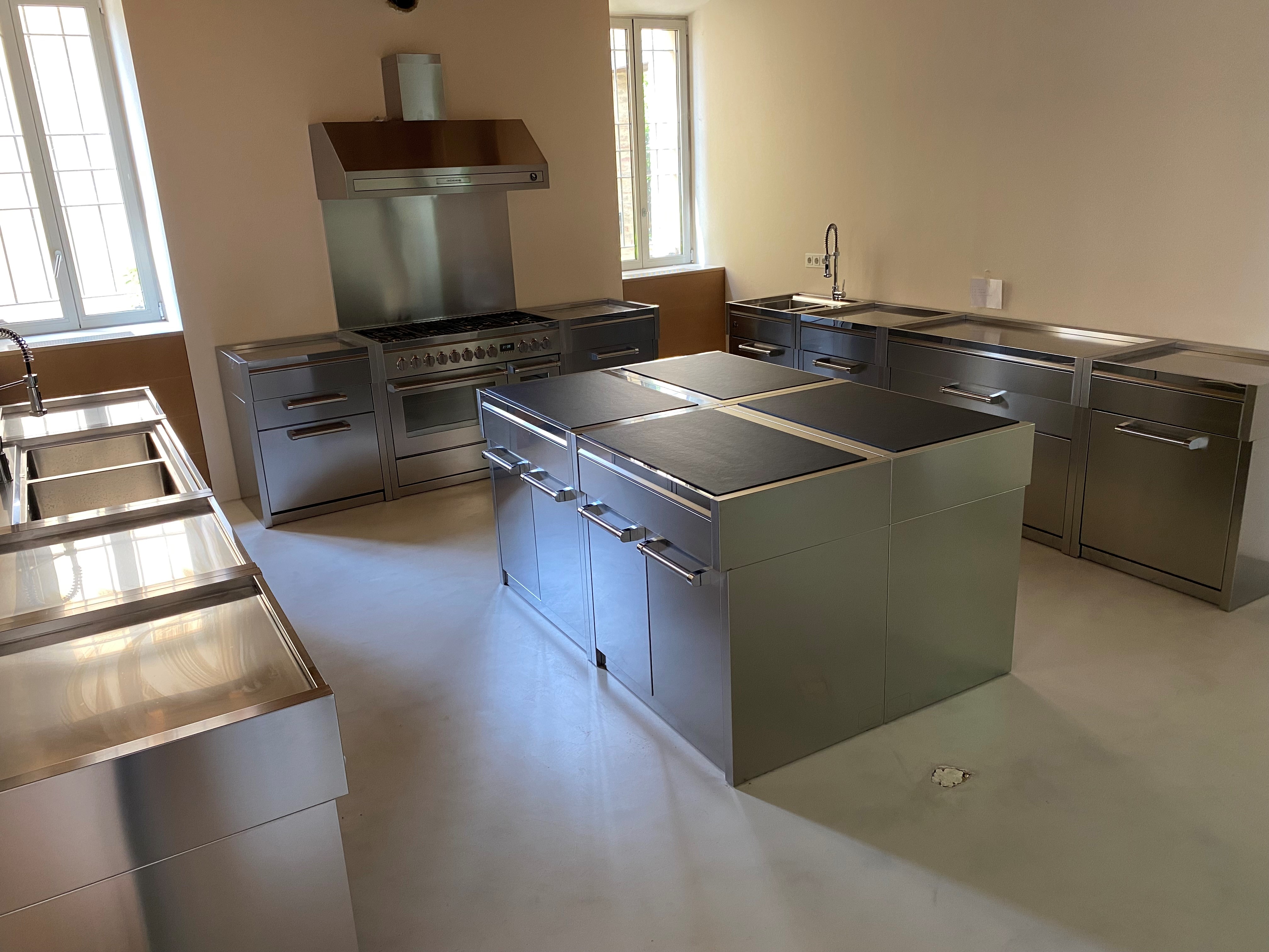 Progetto di cucina indoor Steel con piani di lavoro in acciaio inox